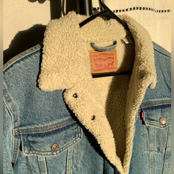 Levi’s Sherpa Lined Jean Jacket - Picture 2 of 4